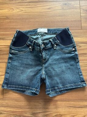 NWOT GAP Maternity jean shorts
